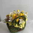 Корзина с цветами «Солнечное настроение» из тюльпанов и альстромерий