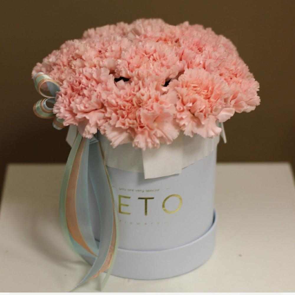 Шляпная коробка с цветами «Гвоздики сортовые»