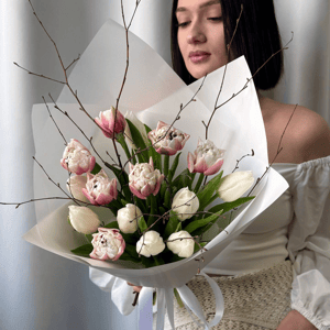 Нежный букет тюльпанов с ветками