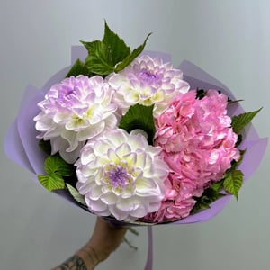 Букет «Сиреневые георгины с гортензией pink» из экзотических цветов