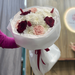 Букет из роз и хризантем