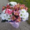 Букет «Полет бабочки» из альстромерий и хризантем