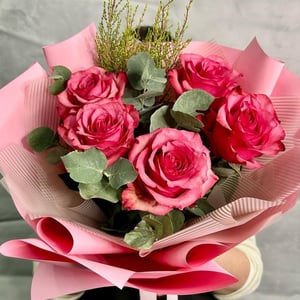 Букет из 5 ярких роз