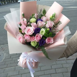 Букет «Цветы цветут» из роз и эустом