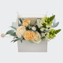 Коробка с цветами «Букет в ящике Кремовый каприз» из роз и гвоздик