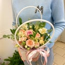 Композиция «Букет в сумочке "Солнышко сияет"» из роз и альстромерий