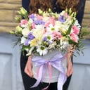 Шляпная коробка с цветами «Ванильное небо» из роз и эустом