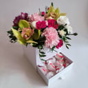 Подарочный набор «Кокосовый рай» из гвоздик и орхидей