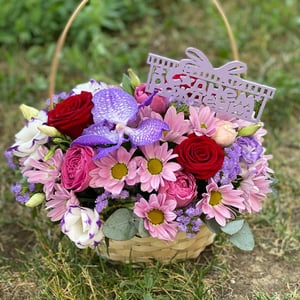 Корзина с цветами «Джеймси» из роз и хризантем