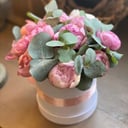 Шляпная коробка с цветами «15 Пионов в коробке с эвкалиптом»