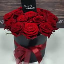 Шляпная коробка с цветами «Розы в черном»