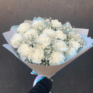 Букет из белых гвоздик с гипсофилой