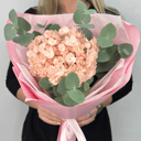 Букет с розовой гортензией и эвкалиптом