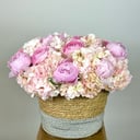 Корзина с цветами «Воздушный поцелуй» из гортензий и ранункулюса