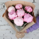 Букет 7 пионов в крафте