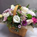 Корзина с цветами «Сумка с цветами» из роз и эустом