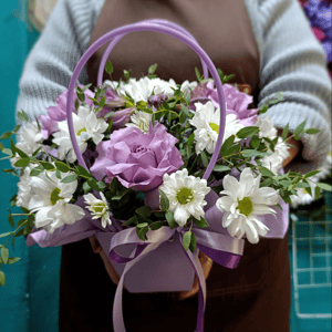 Коробка с цветами «Сиреневый бриз» из роз и хризантем