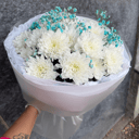 Букет «Чистота и бирюза» из хризантем и гипсофил