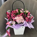 Коробка с цветами «Альстромерия в сумочке»