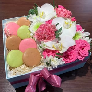 Композиция «Вкусный набор» из гвоздик и роз