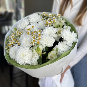 Букет из хризантем и танацетум