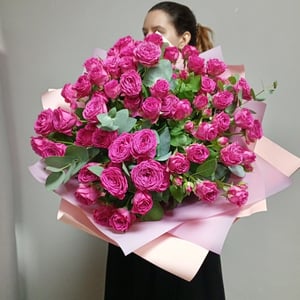 Букет из розовых кустовых роз