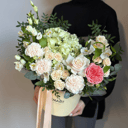 Авторская шляпная коробка Маддалена из роз и альстромерий