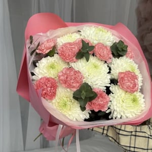 Букет из крупной хризантемы и диантуса