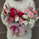 Букет Коробка Малиновые сны из гвоздик и роз