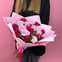 Букет из 19 малиновых и розовых роз