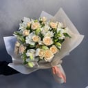 Букет из альстромерий и кустовых роз