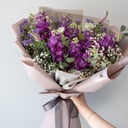 Букет «Яркие Маттиолы» из экзотических цветов и гипсофил