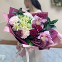 Букет «Дикая вишня» из гвоздик и альстромерий