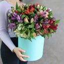 Шляпная коробка с цветами «Магия цветов» из альстромерий