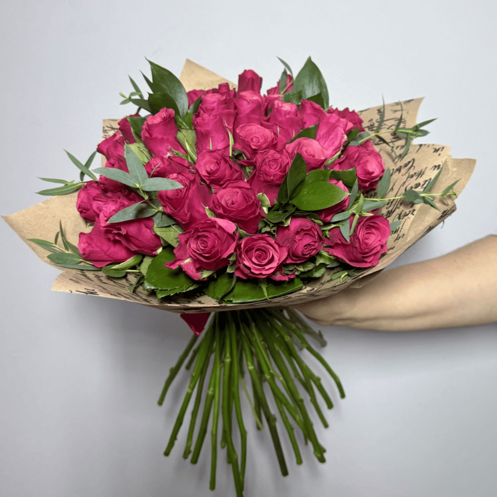 Букет «37 роз с эвкалиптом»