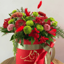 Шляпная коробка с цветами «Лето зимой» из хризантем и альстромерий