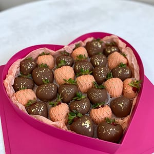 Композиция из клубники «Премиальное сердце»