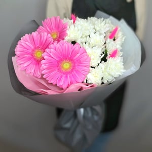 Авторский букет "Вторая половинка" из хризантем и гербер