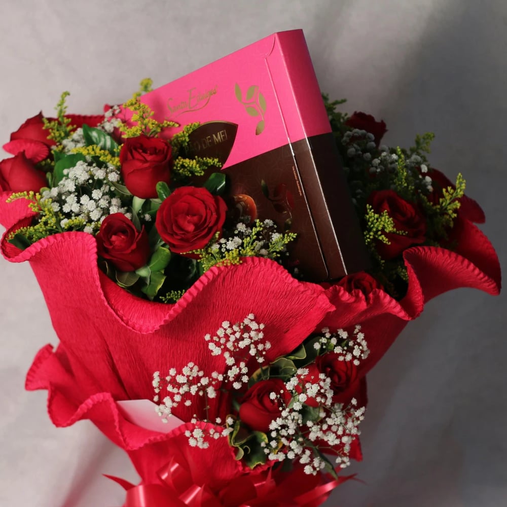 Geschenkideen zum Frauentag mit Blumen, Karte, Pralinen und kleinen Überraschungen