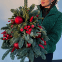 Композиция «Елочка из нобилиса с красным декором»