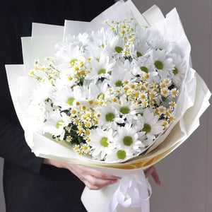 Букет из хризантем и танацетума