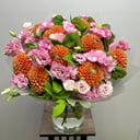 Букет «Оранжевые георгины с нежной эустомой»