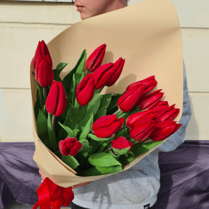 Букет красных тюльпанов