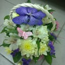 Композиция «Корзинка с Вандой» из альстромерий и хризантем