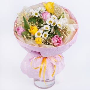Букет «Весенняя песня» из тюльпанов и хризантем