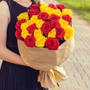 Букет из красных и желтых роз 35 шт