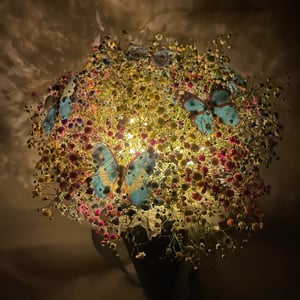 Шляпная коробка с цветами «Светящаяся композиция из гипсофилы»