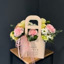 Коробка с цветами «Авторская композиция в сумке Шампань» из эустом и хризантем