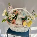 Корзина с цветами «Цветочная композиция с куличами "кролик"» из альстромерий и хризантем