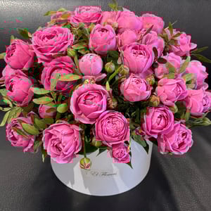 Шляпная коробка с цветами «Пионовидная роза»